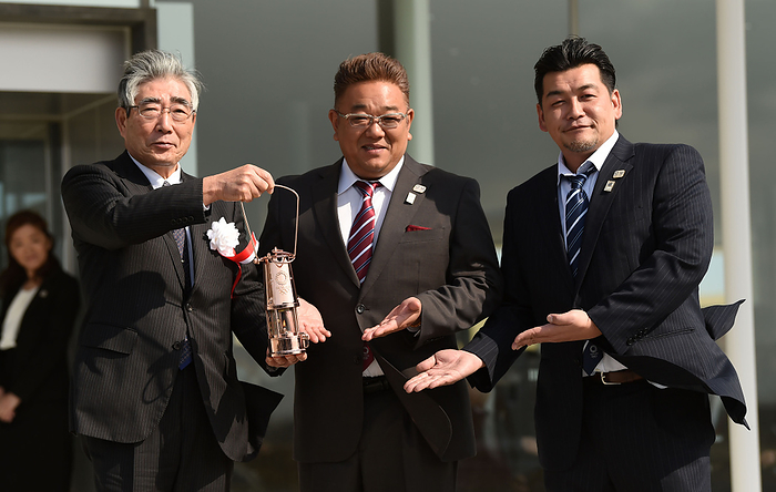 Tokyo 2020 Preview  Fire of Recovery  Torch to Travel to Tohoku Disaster Areas Mayor Hiroshi Kameyama of Ishinomaki City  right  receives the fire of reconstruction from Sandwich Man on March 20, 2020 photo date 20200320 place Ishinomaki Minamihama Tsunami Reconstruction Prayer Park