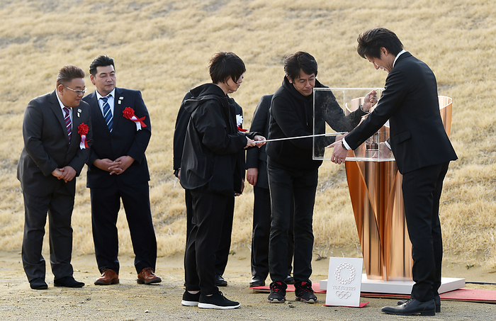 Tokyo 2020 Preview  Fire of Recovery  Torch to Travel to Tohoku Disaster Areas The lighting of the torch plate did not go well due to strong winds   March 20, 2020  Date 20200320  Location Ishinomaki Minamihama Tsunami Reconstruction Memorial Park