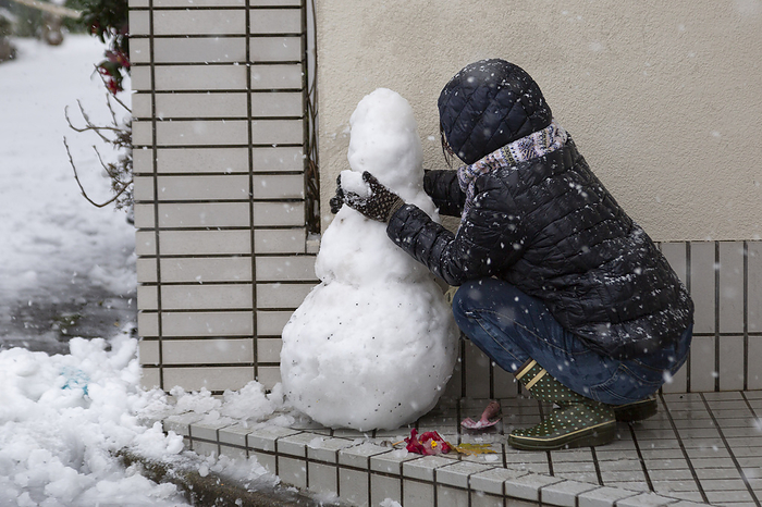 Snow falls in Tokyo A girl enjoys making a snowman in Nerima City on March 29, 2020, Tokyo, Japan. Out of season snow fell in the Kanto Koshin region including Tokyo on Sunday early morning.  Photo by Rodrigo Reyes Marin AFLO 