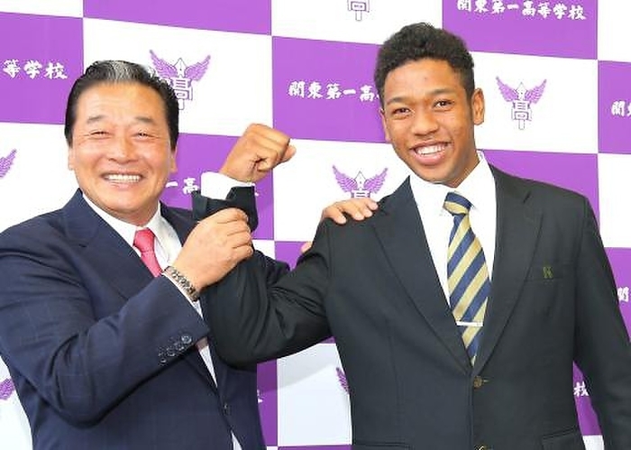 The first draft pick, Rui Okoye, is greeted by Rakuten. Professional baseball draft meeting. Rui Okoye of Kanto Daiichi smiles as his muscles are touched by Masataka Nashida  left , manager of Nippon Ham, who came to greet him. Photo taken on Oct. 23, 2015 at Kanto Daiichi High School in Edogawa Ward, Tokyo. published in the Tohoku edition on Oct. 24.
