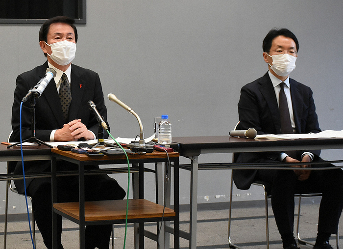 Governor Kensaku Morita  left  and Superintendent of Education Kazuhiro Sawakawa attend a press conference wearing masks regarding the extension of temporary closures of prefectural schools. Governor Kensaku Morita  left  and Superintendent of Education Kazuhiro Sawakawa, wearing masks, attend a press conference on the extension of the temporary closure of prefectural schools at the prefectural office in Chuo ku, Chiba City, April 5, 2020, 11:43 a.m. Photo by Ikuho Akimaru