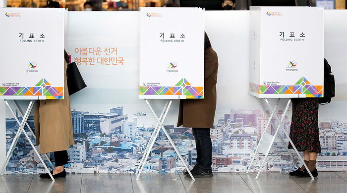 South Korea s early voting for the April 15 general elections in Seoul South Korea s early voting for the April 15 general elections, Apr 10, 2020 : South Korean voters cast ballots at a polling station on the first day of the two day early voting for the April 15 general elections in Seoul, South Korea. To prevent COVID 19 coronavirus infection, voters were asked to stand at least 1 meter away from each other at polling stations. They were advised to wear face masks and were allowed to cast ballots after using hand sanitizers and putting on gloves. The quadrennial elections will fill the 300 seat unicameral National Assembly of South Korea.  Photo by Lee Jae Won AFLO   SOUTH KOREA 