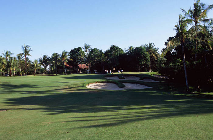 Nirwana Bali Golf Club 4th hole, 439 yards, par 4 Nirwana Bali Golf Club, 4th Nirwana Bali Golf Club opened in 1997. The course is 6805 yards long, par 72, designed by Greg Norman. The 4th hole is the middle hole, 439 yards long. The left side of the fairway is undulating and the right side of the green is guarded by a large bunker, making it difficult to attack the course. 