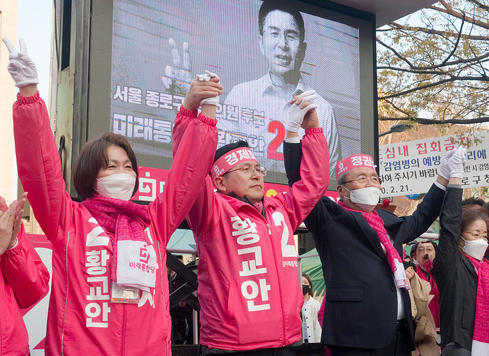 South Korea s 2020 general election campaign Hwang Kyo Ahn, Choi Ji Young and Kim Chong In, Apr 11, 2020 : Hwang Kyo Ahn  2nd L , chairman of South Korea s main opposition United Future Party  UFP , his wife Choi Ji Young  L  and chief of election committee of UFP Kim Chong In  3rd L  attend Hwang s election campaign for the April 15 parliamentary elections in Hwang s electoral district of Jongno Ward in Seoul, South Korea. Hwang s headband reads, Economic Renewal . Kim s headband reads, Judgment on Government . Hwang is running for the election in Jongno, a symbolic constituency in Korean politics where influences in politics are elected. Lee Nak Yon, former prime minister of South Korea and a candidate of the ruling Democratic Party is also running in the constituency for the general elections. Lee and Hwang have been ranked as the first and second as the next president of South Korea in recent polls. The quadrennial elections will fill the 300 seat unicameral National Assembly of South Korea.  Photo by Lee Jae Won AFLO   SOUTH KOREA 