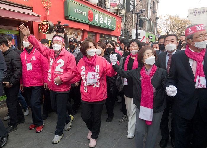 South Korea s 2020 general election campaign Hwang Kyo Ahn and Choi Ji Young, Apr 11, 2020 : Wearing masks to prevent COVID 19 coronavirus infection, Hwang Kyo Ahn  3rd L , chairman of South Korea s main opposition United Future Party  UFP  and his wife Choi Ji Young  4th L  attend his election campaign for the April 15 parliamentary elections in his electoral district of Jongno Ward in Seoul, South Korea. Hwang s headband reads, Economic Renewal . Hwang is running for the election in Jongno, a symbolic constituency in Korean politics where influences in politics are elected. Lee Nak Yon, former prime minister of South Korea and a candidate of the ruling Democratic Party is also running in the constituency for the general elections. Lee and Hwang have been ranked as the first and second as the next president of South Korea in recent polls. The quadrennial elections will fill the 300 seat unicameral National Assembly of South Korea.  Photo by Lee Jae Won AFLO   SOUTH KOREA 