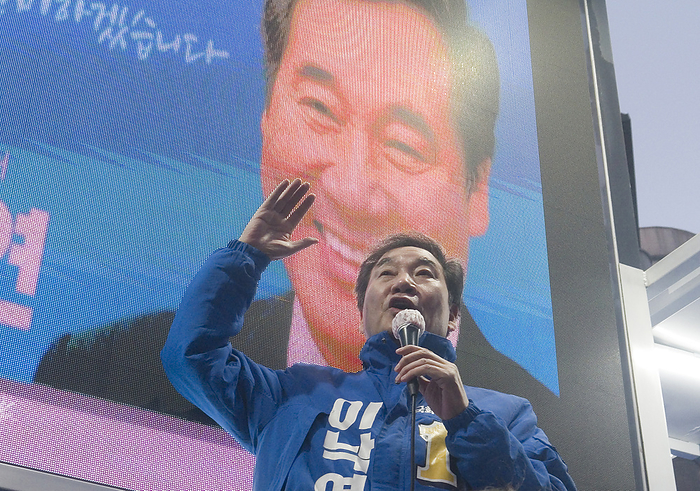 South Korea s 2020 general election campaign Lee Nak Yon, Apr 11, 2020 : Former prime minister of South Korea and a candidate of the ruling Democratic Party for the April 15 general elections, Lee Nak Yon attends his campaign in Jongno district in Seoul, South Korea. Lee is running for the election in Jongno, a symbolic constituency in Korean politics where influences in politics are elected. Hwang Kyo Ahn, the leader of the conservative main opposition United Future Party  UFP , is also running in the constituency. Lee and Hwang have been ranked as the first and second as the next president of South Korea in recent polls. The quadrennial elections will fill the 300 seat unicameral National Assembly of South Korea.  Photo by Lee Jae Won AFLO   SOUTH KOREA 