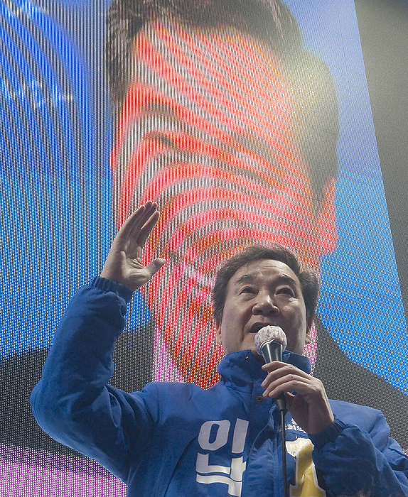 South Korea s 2020 general election campaign Lee Nak Yon, Apr 11, 2020 : Former prime minister of South Korea and a candidate of the ruling Democratic Party for the April 15 general elections, Lee Nak Yon attends his campaign in Jongno district in Seoul, South Korea. Lee is running for the election in Jongno, a symbolic constituency in Korean politics where influences in politics are elected. Hwang Kyo Ahn, the leader of the conservative main opposition United Future Party  UFP , is also running in the constituency. Lee and Hwang have been ranked as the first and second as the next president of South Korea in recent polls. The quadrennial elections will fill the 300 seat unicameral National Assembly of South Korea.  Photo by Lee Jae Won AFLO   SOUTH KOREA 