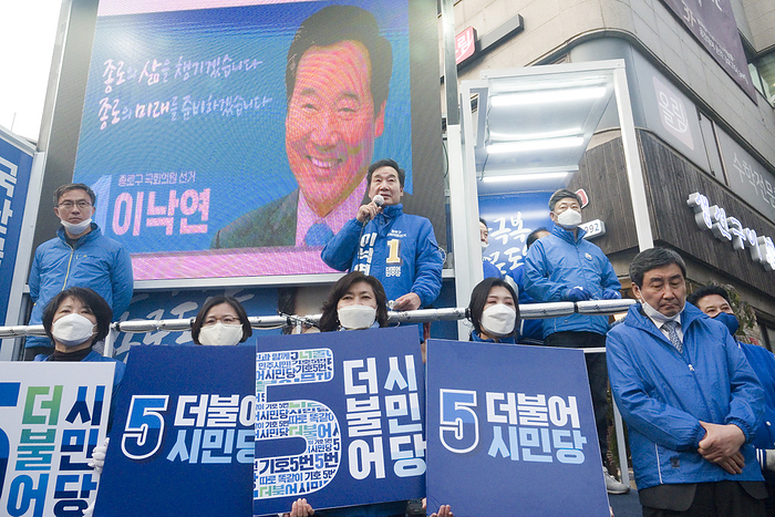 South Korea s 2020 general election campaign Lee Nak Yon, Apr 11, 2020 : Former prime minister of South Korea and a candidate of the ruling Democratic Party for the April 15 general elections, Lee Nak Yon  top C  attends his campaign in Jongno district in Seoul, South Korea. Lee is running for the election in Jongno, a symbolic constituency in Korean politics where influences in politics are elected. Hwang Kyo Ahn, the leader of the conservative main opposition United Future Party  UFP , is also running in the constituency. Lee and Hwang have been ranked as the first and second as the next president of South Korea in recent polls. The quadrennial elections will fill the 300 seat unicameral National Assembly of South Korea.  Photo by Lee Jae Won AFLO   SOUTH KOREA 