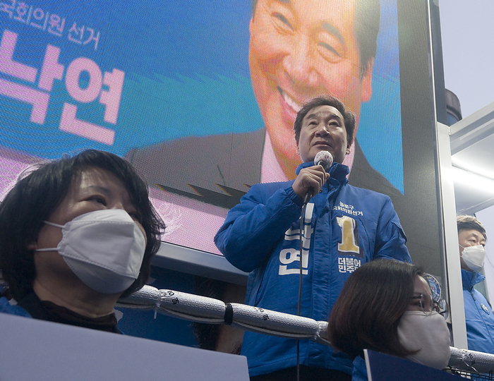 South Korea s 2020 general election campaign Lee Nak Yon, Apr 11, 2020 : Former prime minister of South Korea and a candidate of the ruling Democratic Party for the April 15 general elections, Lee Nak Yon  top  attends his campaign in Jongno district in Seoul, South Korea. Lee is running for the election in Jongno, a symbolic constituency in Korean politics where influences in politics are elected. Hwang Kyo Ahn, the leader of the conservative main opposition United Future Party  UFP , is also running in the constituency. Lee and Hwang have been ranked as the first and second as the next president of South Korea in recent polls. The quadrennial elections will fill the 300 seat unicameral National Assembly of South Korea.  Photo by Lee Jae Won AFLO   SOUTH KOREA 