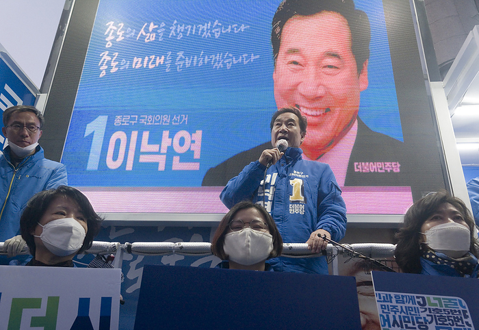 South Korea s 2020 general election campaign Lee Nak Yon, Apr 11, 2020 : Former prime minister of South Korea and a candidate of the ruling Democratic Party for the April 15 general elections, Lee Nak Yon  top C  attends his campaign in Jongno district in Seoul, South Korea. Lee is running for the election in Jongno, a symbolic constituency in Korean politics where influences in politics are elected. Hwang Kyo Ahn, the leader of the conservative main opposition United Future Party  UFP , is also running in the constituency. Lee and Hwang have been ranked as the first and second as the next president of South Korea in recent polls. The quadrennial elections will fill the 300 seat unicameral National Assembly of South Korea.  Photo by Lee Jae Won AFLO   SOUTH KOREA 