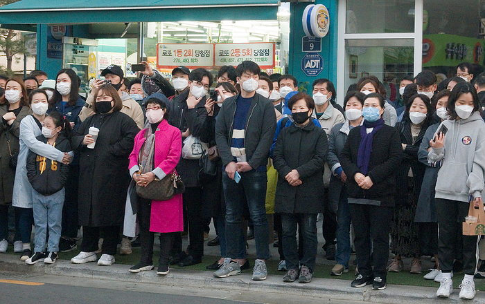 South Korea s 2020 general election campaign Supporters of Lee Nak Yon, Apr 11, 2020 : Wearing masks to prevent COVID 19 coronavirus infection, supporters attend a campaign of Lee Nak Yon, former prime minister of South Korea and a candidate of the ruling Democratic Party for the April 15 general elections, in Jongno district in Seoul, South Korea. Lee is running for the election in Jongno, a symbolic constituency in Korean politics where influences in politics are elected. Hwang Kyo Ahn, the head of the conservative right wing main opposition United Future Party  UFP , is also running in the constituency. Lee and Hwang have been ranked as the first and second as the next president of South Korea in recent polls. The quadrennial elections will fill the 300 seat unicameral National Assembly of South Korea.  Photo by Lee Jae Won AFLO   SOUTH KOREA 