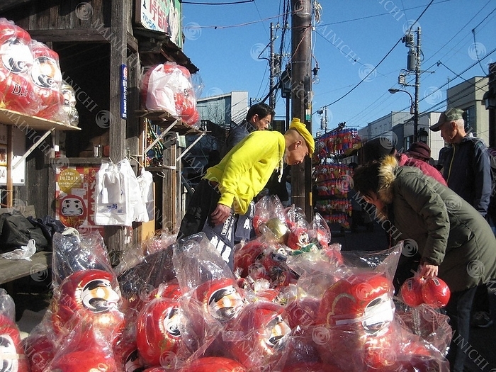 Blessed with fine weather, the Daruma Market was crowded with people despite it being a weekday. Blessed with fine weather, the Daruma Market was crowded with people despite it being a weekday, on the old Ome Kaido Road in Ome City on the afternoon of January 12, 2017, photo by Yasushi Kumagai.