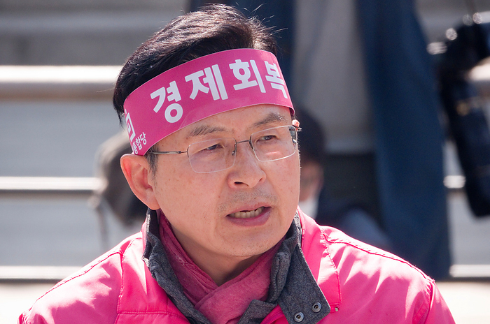 South Korea s 2020 general election campaign Hwang Kyo Ahn, Apr 14, 2020 : Hwang Kyo Ahn, South Korea s main opposition United Future Party chairman, attends a press conference during his election campaign for the April 15 parliamentary elections in his electoral district of Jongno Ward in Seoul, South Korea. Hwang s headband reads, Economic Renewal . Hwang is running for the election in Jongno, a symbolic constituency in Korean politics where influences in politics are elected. Lee Nak Yon, former prime minister of South Korea and a candidate of the ruling Democratic Party is also running in the constituency for the general elections. Lee and Hwang have been ranked as the first and second as the next president of South Korea in recent polls. The quadrennial elections will fill the 300 seat unicameral National Assembly of South Korea.  Photo by Lee Jae Won AFLO   SOUTH KOREA 