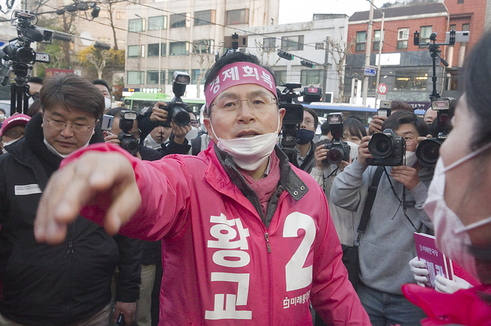 South Korea s parliamentary election amid pandemic of the new coronavirus Hwang Kyo Ahn, Apr 14, 2020 : Head of South Korea s main opposition United Future Party  UFP , Hwang Kyo Ahn during his election campaign for the April 15 parliamentary elections in his electoral district of Jongno Ward in Seoul, South Korea. Hwang s headband reads, Economic Renewal . Hwang is running for the election in Jongno, a symbolic constituency in Korean politics where influences in politics are elected. Lee Nak Yon, former prime minister of South Korea and a candidate of the ruling Democratic Party is also running in the constituency for the general elections. Lee and Hwang have been ranked as the first and second as the next president of South Korea in recent polls. The quadrennial elections will fill the 300 seat unicameral National Assembly of South Korea.  Photo by Lee Jae Won AFLO   SOUTH KOREA 