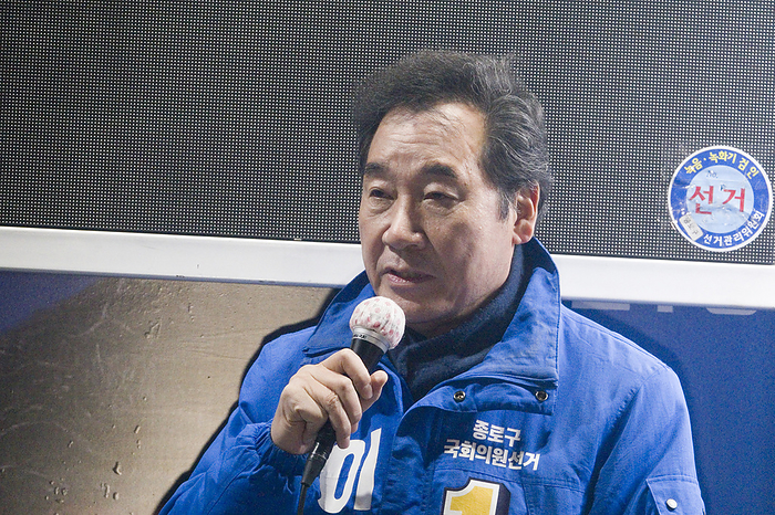 South Korea s parliamentary election amid pandemic of the new coronavirus Lee Nak Yon, Apr 14, 2020 : Former prime minister of South Korea and a candidate of the ruling Democratic Party for the April 15 general elections, Lee Nak Yon attends his campaign in Jongno district in Seoul, South Korea. Lee is running for the election in Jongno, a symbolic constituency in Korean politics where influences in politics are elected. Hwang Kyo Ahn, the leader of the conservative main opposition United Future Party  UFP , is also running in the constituency. Lee and Hwang have been ranked as the first and second as the next president of South Korea in recent polls. The quadrennial elections will fill the 300 seat unicameral National Assembly of South Korea.  Photo by Lee Jae Won AFLO   SOUTH KOREA 
