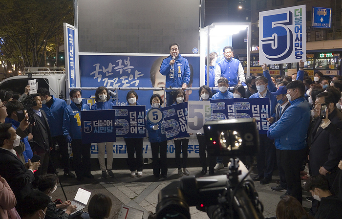 South Korea s parliamentary election amid pandemic of the new coronavirus Lee Nak Yon, Apr 14, 2020 : Former prime minister of South Korea and a candidate of the ruling Democratic Party for the April 15 general elections, Lee Nak Yon  top C  attends his campaign in Jongno district in Seoul, South Korea. Lee is running for the election in Jongno, a symbolic constituency in Korean politics where influences in politics are elected. Hwang Kyo Ahn, the leader of the conservative main opposition United Future Party  UFP , is also running in the constituency. Lee and Hwang have been ranked as the first and second as the next president of South Korea in recent polls. The quadrennial elections will fill the 300 seat unicameral National Assembly of South Korea.  Photo by Lee Jae Won AFLO   SOUTH KOREA 