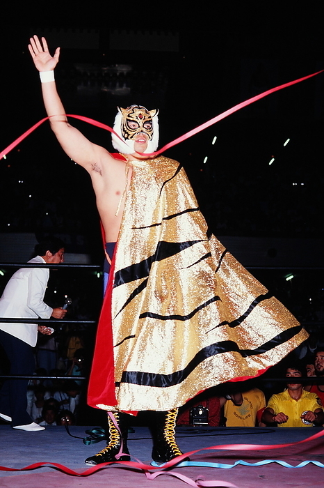 Japanese vintage pro wrestling Tiger Mask 2nd generation  Announcer Kazuo Tokumitsu  left    Photo by Yukio Hiraku AFLO 