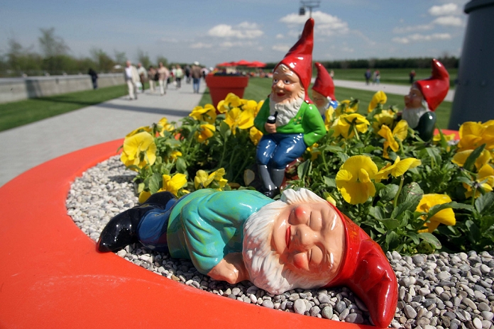 Dwarf, Apr 28, 2005 : Sleeping Garden Gnome in the flower bed - Federal Garden Show 2005 in Munich-Riem, objects, and in 2005, MxA chen-Riem, BUGA, Federal Garden Show, Garden Show, dwarf, dwarves, gnomes, flowers, flower, flower bed, flower beds, ts, Kbdig Selecting the group, Germany / M × accuracy