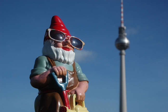 Dwarf, Oct 10, 2009 : Steinach dwarf Sunglasses Sun TV tower 10 10 2009 Berlin center Schlo  space garden gnome with Sunglasses and TV tower Symbolic Objects image funny Kbdig xsp horizontal o00 Summer 2009 Season