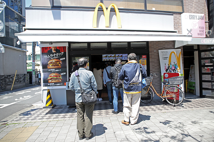 Tokyo under state of emergency over coronavirus People wait in line to pick up take out food at McDonald s restaurant in Tokyo, Japan on April 25, 2020, amid the state of emergency due to the spread of the novel coronavirus.  Photo by AFLO 