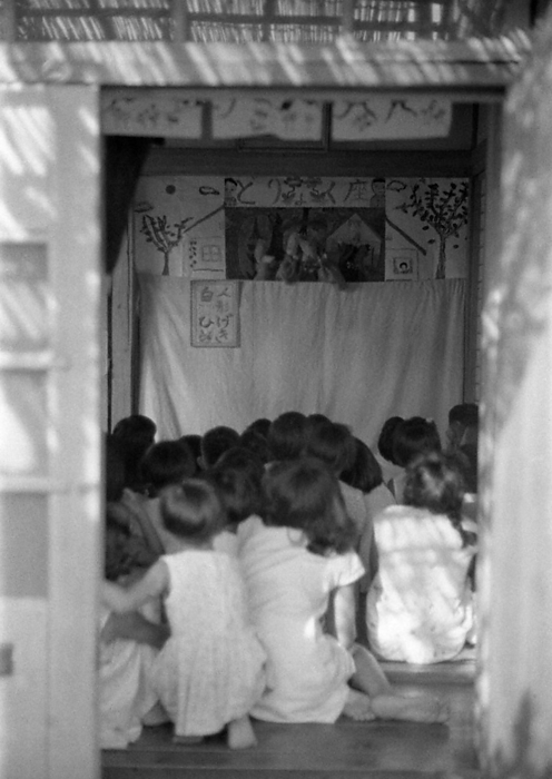 Puppet show of his own creation  August 1955  Puppet show by students of the  Doryokukai  in Maebashi City, Gunma Prefecture, August 1955.