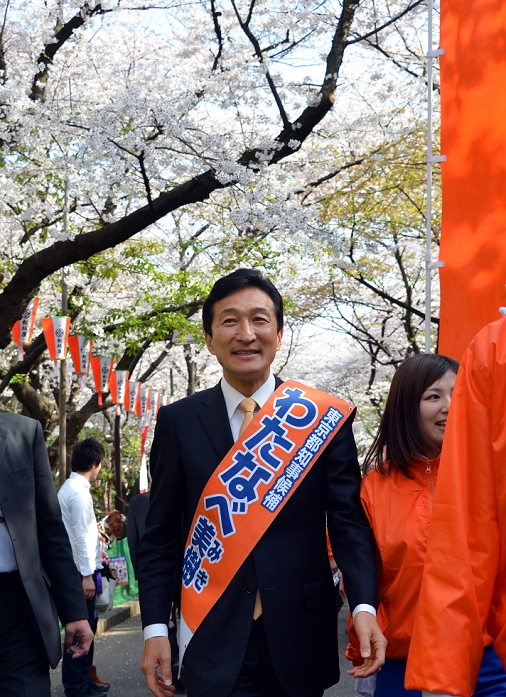 Tokyo Gubernatorial Election Candidate Watanabe makes a campaign speech in Ueno April 7, 2011, Tokyo, Japan   Japanese business entrepreneur Miki Watanabe, running for governor of Tokyo, campaigns at Tokyo s Ueno Park, where hundreds of people turn out to view full blown cherry blossoms on Thursday, April 7, 2011. Watanabe, the founder of a chain of casual pubs, is running in the April 10 Tokyo gubernatorial election, attempting to make the big jump Watanabe, the founder of a chain of casual pubs, is running in the April 10 Tokyo gubernatorial election, attempting to make the big jump from business manager to big time politician.  Photo by AFLO   3609   mis 