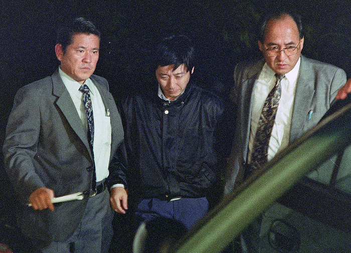 Kazuaki Okazaki (center), a former leader of the Aum Shinrikyo cult who admitted to killing lawyer Tsutsumi Sakamoto and his family, was present at the search for the body of Sakamoto by the joint investigation headquarters of the Metropolitan Police Department and Kanagawa Prefectural Police, and was urgently arrested and transferred after the body was found. Photographed by a member of the Tokyo Head Office Photography Department