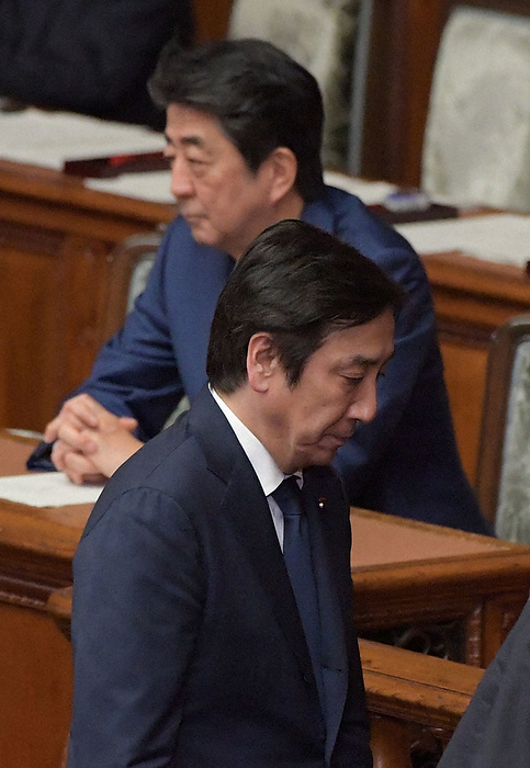 Kazuhide Sugawara, former Minister of Economy, Trade, and Industry, casts his name for a vote during a plenary session of the House of Representatives on the fiscal 2020 budget bill. In the back is Prime Minister Shinzo Abe. Kazuhide Sugawara, former Minister of Economy, Trade, and Industry, casts his name for a vote during a plenary session of the House of Representatives on the fiscal 2020 budget bill. In the back is Prime Minister Shinzo Abe, photographed by Masahiro Kawada at 5:32 p.m. on February 28, 2020 in the Diet.