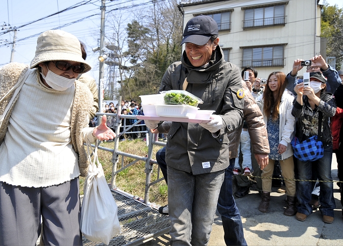 Great East Japan Earthquake Ishihara Gundan cooks up a storm April 14, 2011, Ishinomaki, Japan   Japanese actor Hiroshi Tachi, right, of Ishihara Promotion gives a helping hand to quake victims as he and fellow actor Tetsuya Watari run a soup kitchen in Ishinomaki, Miyagi Prefecture, on Thursday, April 14, 2011. The two big stars led Ishihara Promotion in providing meals for one week for the victims of March 11 earthquake and tsunami in this northeastern Japanese town.  Photo by AFLO   3620   mis 