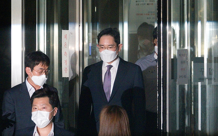 Lee Jae Yong, vice chairman of Samsung Electronics, leaves the Seoul Central District Court in Seoul Lee Jae Yong, June 8, 2020 : Vice chairman of Samsung Electronics Lee Jae Yong  C  leaves the Seoul Central District Court in Seoul, South Korea to go to a detention center after a hearing on the prosecution s request for a warrant for his arrest in this picture taken on June 8, 2020. The court rejected early June 9 the prosecution s request to arrest Samsung Group s de facto leader Lee over the ongoing probe into a controversial merger between two Samsung affiliates and alleged accounting fraud at Samsung Biologics in 2015. Lee Jae Yong is accused of playing a role in the merger between Cheil Industries Inc. and Samsung C T, which the prosecutors suspect was designed to help him take over control of the group from his ailing father, Lee Kun Hee, local media reported.  Photo by Lee Jae Won AFLO   SOUTH KOREA 