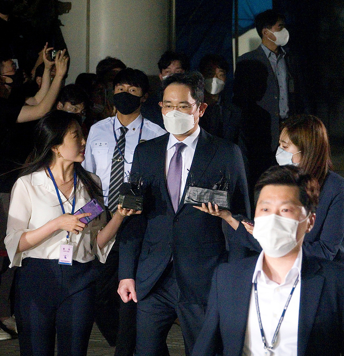Lee Jae Yong, vice chairman of Samsung Electronics, leaves the Seoul Central District Court in Seoul Lee Jae Yong, June 8, 2020 : Vice chairman of Samsung Electronics Lee Jae Yong  C  leaves the Seoul Central District Court in Seoul, South Korea to go to a detention center after a hearing on the prosecution s request for a warrant for his arrest in this picture taken on June 8, 2020. The court rejected early June 9 the prosecution s request to arrest Samsung Group s de facto leader Lee over the ongoing probe into a controversial merger between two Samsung affiliates and alleged accounting fraud at Samsung Biologics in 2015. Lee Jae Yong is accused of playing a role in the merger between Cheil Industries Inc. and Samsung C T, which the prosecutors suspect was designed to help him take over control of the group from his ailing father, Lee Kun Hee, local media reported.  Photo by Lee Jae Won AFLO   SOUTH KOREA 