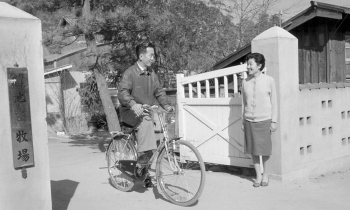 Mr. and Mrs. Takamasa Ikeda and Atsuko  Junmiya  Takamasa Ikeda  left  and his wife Atsuko  Junmiya , who were married for eight years in October 1952, in Okayama City, February 1960.