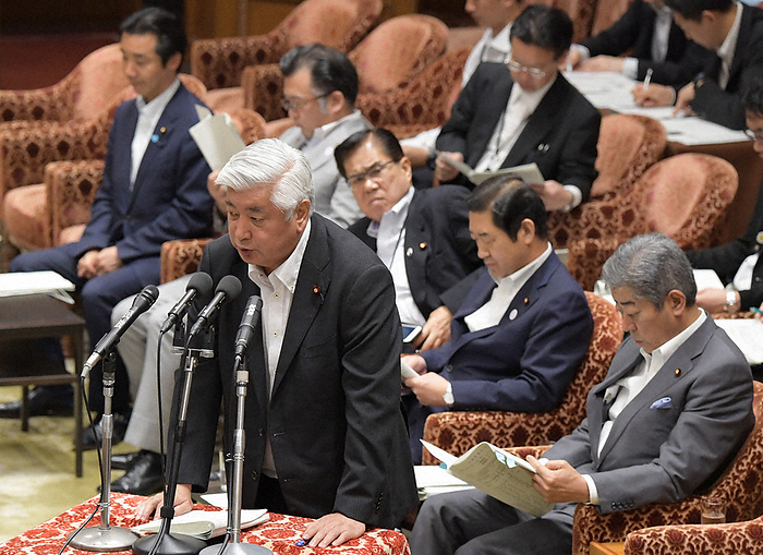 House of Representatives Cabinet Committee deliberation on the Basic Bill on Measures against Gambling and Other Addictions Mr. Gen Nakatani, a member of the Liberal Democratic Party, gives an answer on the Basic Bill on Measures against Gambling and Other Addictions at the House of Representatives Cabinet Committee, in the Diet, May 24, 2018, 11:53 a.m. Photo by Masahiro Kawada.