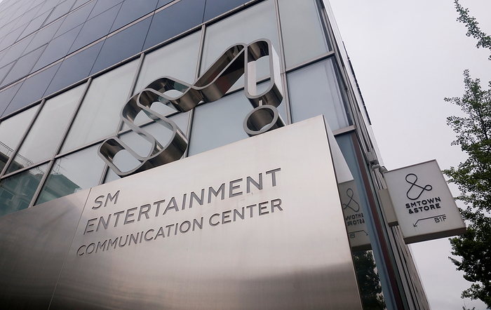 The head office of SM Entertainment in Seoul SM Entertainment, June 12, 2020 : The headquarters of SM Entertainment in Cheongdam dong of Gangnam District in Seoul, South Korea. South Korea s biggest K pop label, SM Entertainment was founded by former singer Lee Soo Man in 1995 and it is home to prominent K pop artists.  Photo by Lee Jae Won AFLO   SOUTH KOREA 