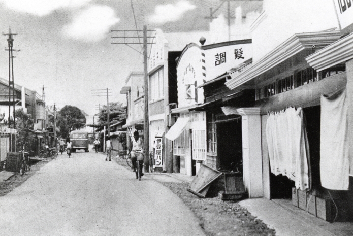 Pacific War  Palau during the Japanese occupation  Year of photography unknown  Undated, Koror, Palau   A japanese language barbershop and bakery were seen at the third street in Koror, Palau. Palau was a League of Nations mandate of Japan between 1919 to 1945.  Photo by Kingendai Photo Library AFLO 