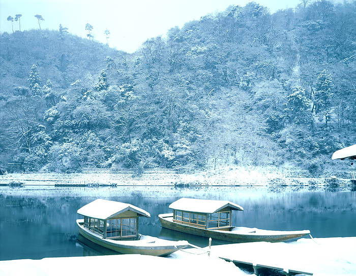 A snowscape of the Katsuragawa River and a houseboat in Arashiyama  December 1979  Arashiyama, Katsura River and houseboat, snowscape, December 1979