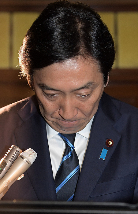 Minister of Economy, Trade and Industry Kazuhide Sugawara bows his head as he tells reporters that he has submitted his resignation to Prime Minister Shinzo Abe. Minister of Economy, Trade and Industry Kazuhide Sugawara bows his head as he tells reporters that he submitted his resignation to Prime Minister Shinzo Abe at the National Diet on October 25, 2019 at 8:39 a.m. Photo by Masahiro Kawada