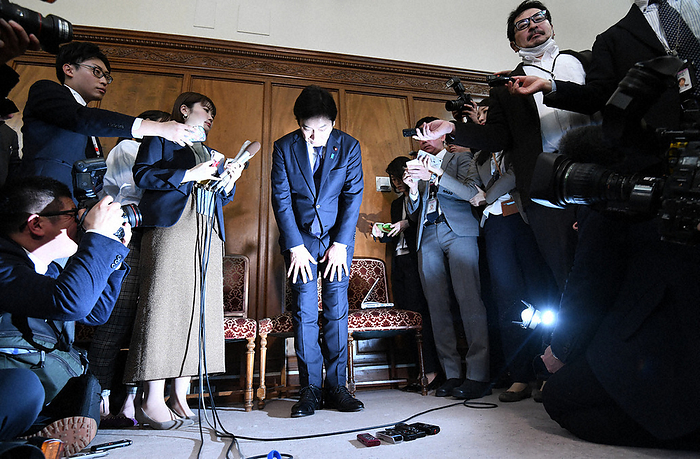 Former Minister of Economy, Trade and Industry Kazuhide Sugawara  center  answers reporters  questions before the opening of the ordinary session of the Diet, bowing his head for the last time before leaving. Former Minister of Economy, Trade, and Industry Kazuhide Sugawara  center  answers reporters  questions before the opening of the regular Diet session and leaves the Diet with his head bowed for the last time at 11:27 a.m. on January 20, 2020, in the Diet.