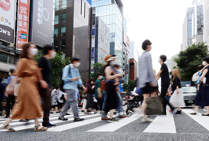 People stroll at a weekend traffic free zone of Tokyo s Ginza fashion district June 20, 2020, Tokyo, Japan   People stroll at a weekend traffic free zone at Tokyo s Ginza fashion district on Saturday, June 20, 2020. Japan lifted restrictions on travel across prefectures on June 19.      Photo by Yoshio Tsunoda AFLO 