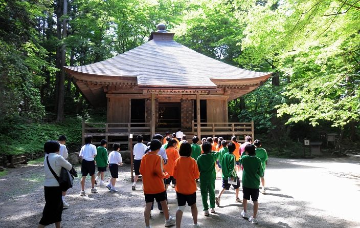 World Heritage Site  Chuson ji Temple, Hiraizumi  May 26, 2011  May 26, 2011, Hiraizumi, Japan   A group of school children on an excursion visits the wooden warehouse of Buddhist scriptures of Chusonji, a Buddhist temple in Hiraizumi, Iwate Prefecture, northern Japan, on Thursday, May 26, 2011. The historic Hiraizumi area, best symbolized by Chusonji and its Golden Hall, features a cluster of temples and ruins, left by the Oshu Fujiwara clan that ruled the much of the northern Japan from the 11th to the 12th centuries. Hiraizumi is expected to be formally listed as a World Heritage site in June when the World Heritage Committee meets in Paris.  Photo by Kaku Kurita AFLO   3618   mis 