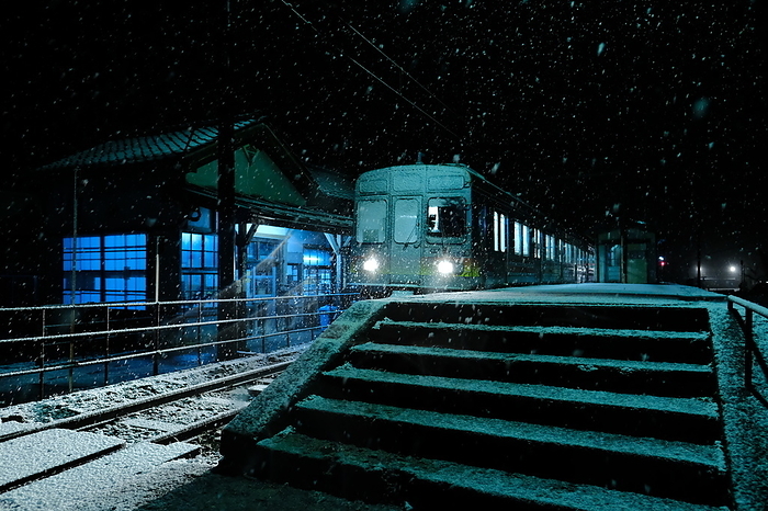Blizzard night, Arimineguchi Station, Toyama Chiho Railway