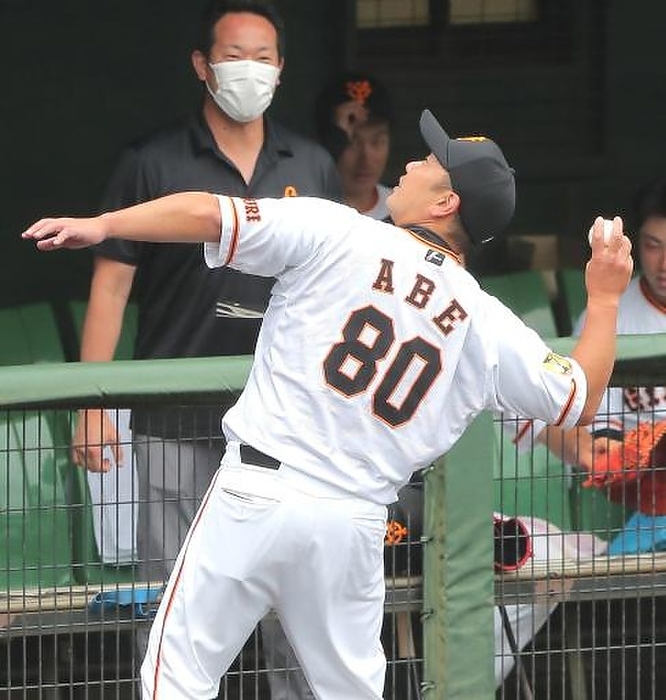 2020 Eastern League Giants Yakult, Eastern League. After the game, Shinnosuke Abe  center , manager of the Giants  second team, pretends to receive the winning ball and throw it into the stands after his first official victory. Photo taken June 24, 2020, at Giants stadium.