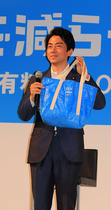 Inauguration of the  Let s Reduce Plastic Shopping Bags Challenge  in Tokyo Shinjiro Koizumi shows off his own eco bag at an event in Tokyo, June 25, 2020  photo date 20200625  photo location Akasaka, Tokyo