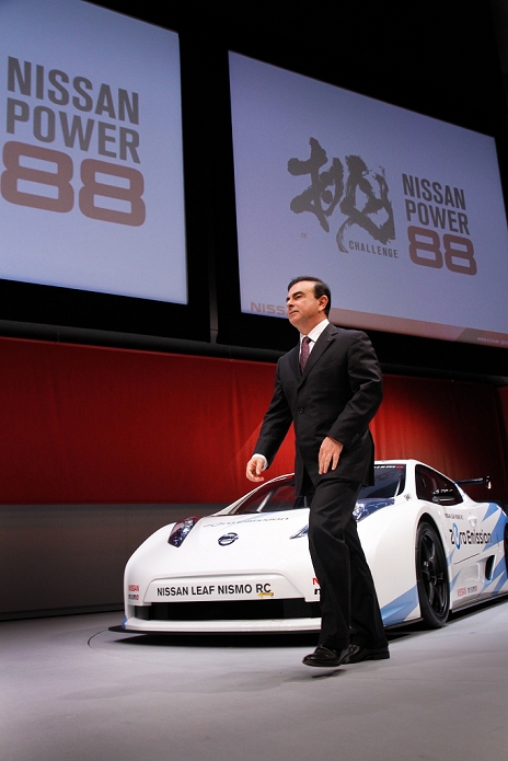 Nissan s Medium Term Management Plan Aiming for 8  global market share June 27, 2011, Yokohama, Japan   Nissan Chief Executive Carlos Ghosn unveils the automaker s latest six year business plan, dubbed Nissan Power 88, during a news conference at its head office in Yokohama, south of Tokyo, on Monday, June 27, 2011.  The plan calls for achieving an 8  operating profit margin in a bid to close the gap with rival Toyota Motor Corp. in key markets around the world. The plan also includes a target of boosting the carmaker s share of the global auto market to 8 percent by the fiscal year ending March 2017, in part by focusing on Ghosn also promised a new vehicle once every six weeks on average to woo consumers away from its  Photo by AFLO   3609   mis 