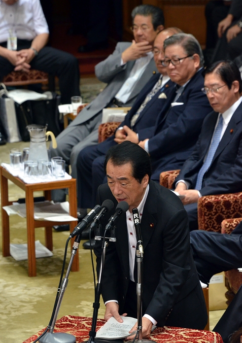 Reconstruction Minister Matsumoto resigns. Prime Minister admits responsibility for appointment and apologizes. July 6, 2011, Tokyo, Japan   Japanese Prime Minister Naoto Kan, standing in foreground,  answers to an opposition lawmaker as the stalled Diet session resumes deliberation in the lower house in Tokyo on Wednesday, July 06, 2011.    Kan said he is responsible for having appointed Ryu Matsumoto to the new ministerial pst in charge of rebuilding areas ravaged by the March 11 earthquake and tsunami but indicated he has no plans to step down in the immediate future, despite mounting pressure to do so from both ruling and opposition lawmakers.  Photo by Natsuki Sakai AFLO   3615   mis 