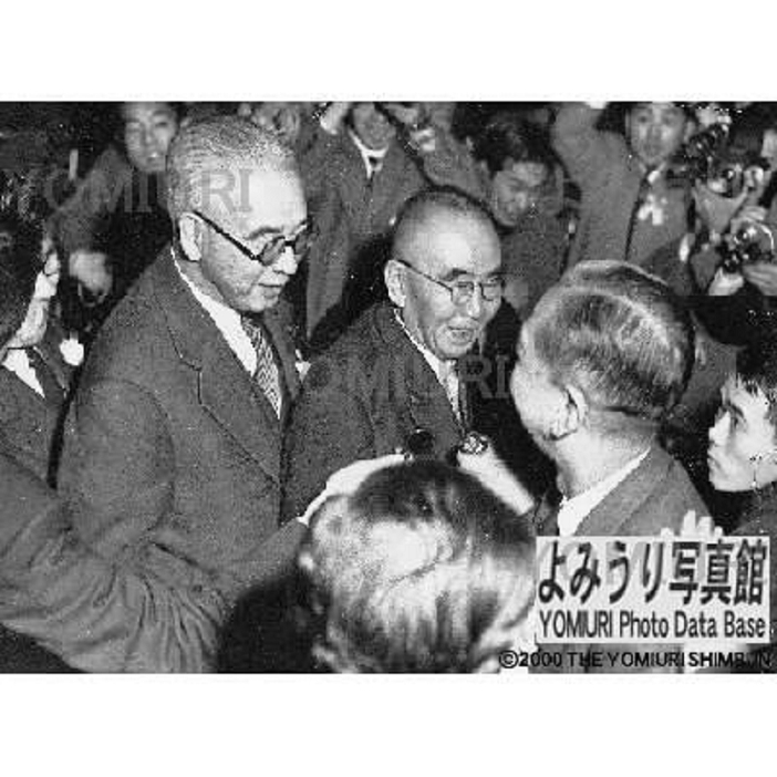 Ishibashi Tanzan  center  was elected president of the Liberal Democratic Party after an upset victory over Kishi Nobusuke  right . Ishibashi Tanzan  center , who was elected LDP president after upsetting Kishi Nobusuke  right  by only seven votes, at the LDP convention on December 14, 1956. On the left is Mitsujiro Ishii.  Published in the September 18, 2000 morning edition of  Political Words of the 20th Century  