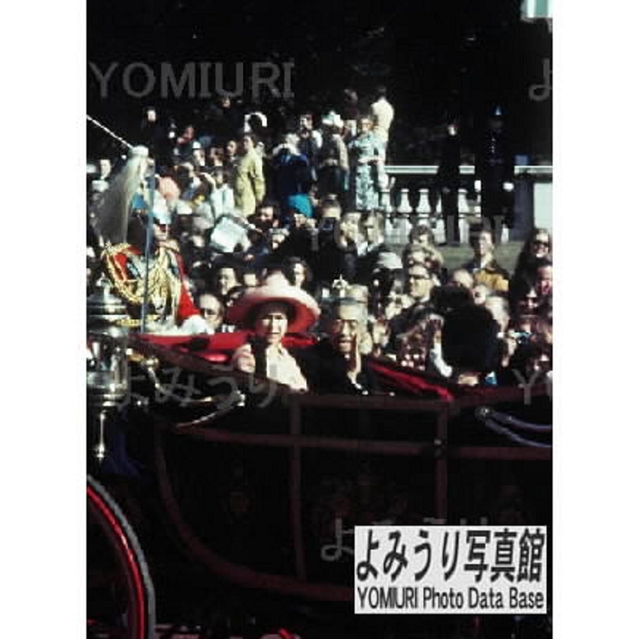 Their Majesties the Emperor and Empress Showa Visit to 7 European Countries  October 5, 1971  The smiling Emperor of Japan accompanies Queen Elizabeth  left  on a splendid carriage parade to Buckingham Palace.  London, England, October 5, 1971 