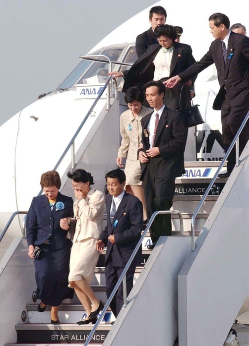 North Korean Abductions: Abductee Yasushi Jimura and 5 Others Return to Japan after 24 Years Abductees Yasushi Jimura  front right , Fukie Hamamoto  center , Kaoru Hasuike  second row, right , Yukiko Okudo  left , and Hitomi Soga  back row , temporarily returned from Pyongyang on a government chartered aircraft after 24 years of abduction by North Korea. At Haneda Airport. photo taken October 15, 2002.  Tomikie  front center  and other abductees returned to Japan in 2002 after 24 years. The May 4, 2004 edition of the May 4, 2004 morning edition of  Japan North Korea Talks to Resume Today: Will International Pressure Move the  North  