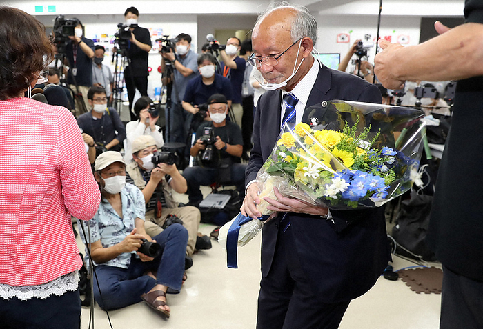 2020 Tokyo Gubernatorial Election Kenji Utsunomiya  center  leaves his office with a bouquet of flowers in his hands after losing the Tokyo gubernatorial election, in Shinjuku Ward, Tokyo, July 5, 2020, 8:42 p.m. Photo by Masahiro Ogawa