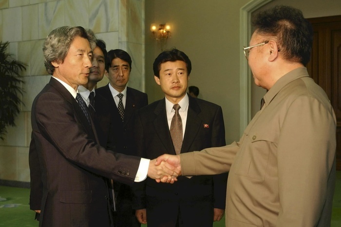 Prime Minister Junichiro Koizumi shakes hands with North Korean leader Kim Jong il before the Japan North Korea summit meeting. Prime Minister Junichiro Koizumi, on his first visit to North Korea as Japan s prime minister, shakes hands with North Korean leader Kim Jong Il  right  before the Japan North Korea summit meeting.  At 11:00 a.m., September 17, 2002, at the Hyakkaen Guest House in Pyongyang  Published in the Evening Edition on September 17, 2002
